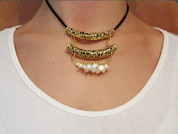 Colar Chocker Dourado e Pérolas Naturais