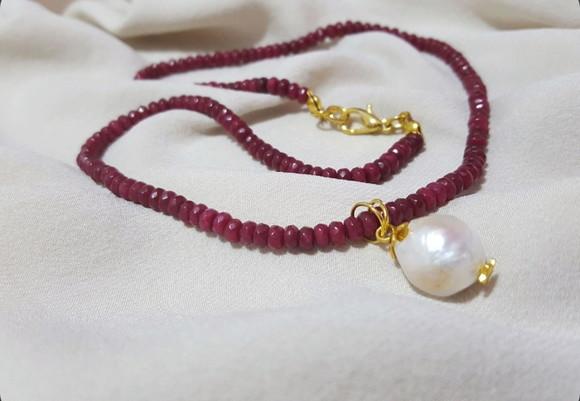 Colar com Jade Rubi Natural e Pingente de Pérola Barroca