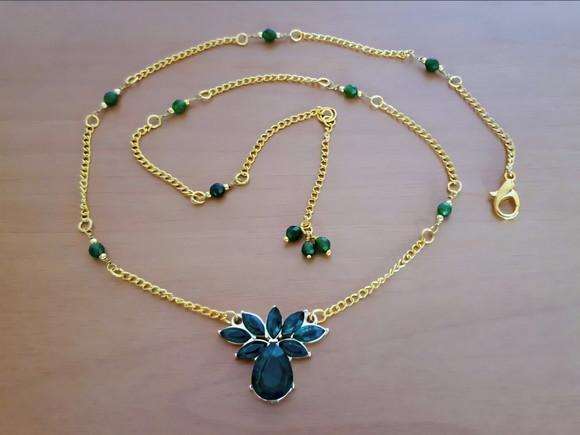 Colar com Pedras Naturais Jade e Cristais na Cor Verde