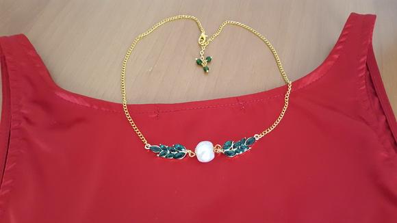 Colar com Pérola Natural e Cristal Verde Esmeralda