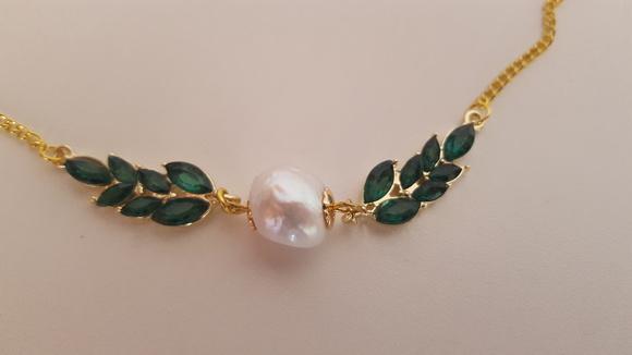 Colar com Pérola Natural e Cristal Verde Esmeralda