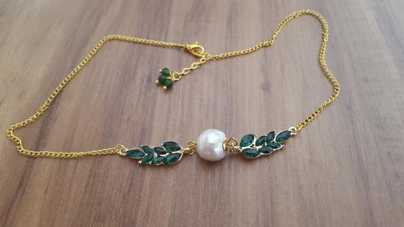 Colar com Pérola Natural e Cristal Verde Esmeralda