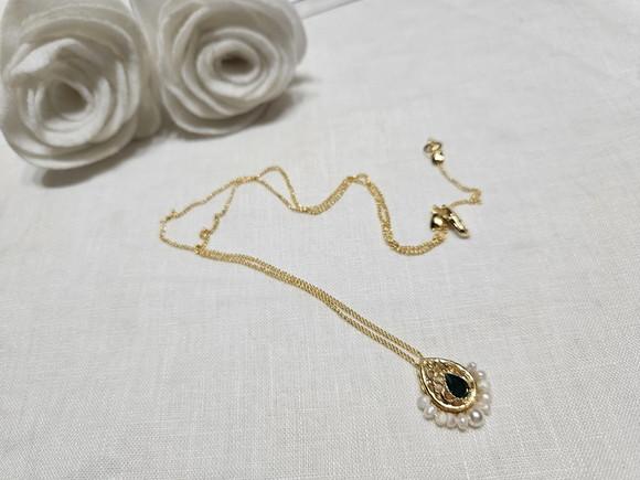 Colar com Pingente de Cristal Esmeralda e Pérolas