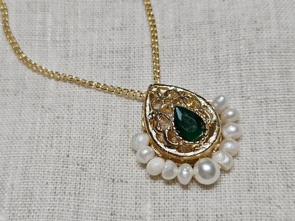 Colar com Pingente de Cristal Esmeralda e Pérolas
