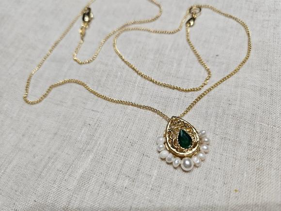 Colar com Pingente de Cristal Esmeralda e Pérolas