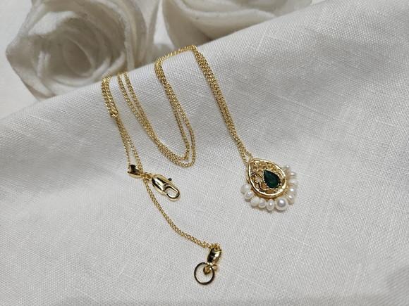 Colar com Pingente de Cristal Esmeralda e Pérolas