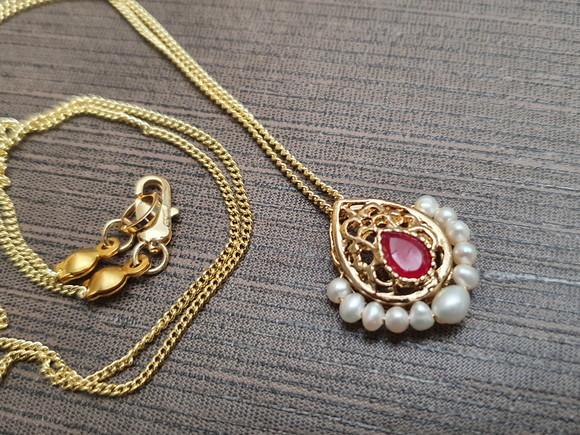 Colar Com Pingente De Cristal Rubi E Pérolas