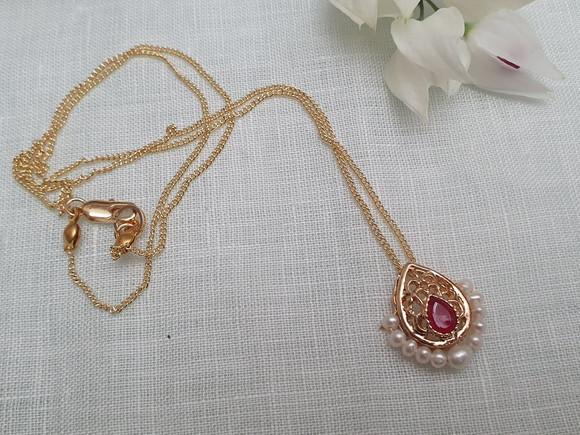 Colar Com Pingente De Cristal Rubi E Pérolas