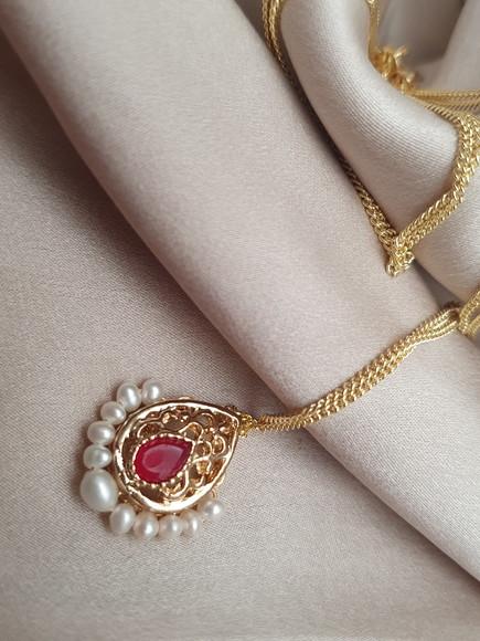 Colar Com Pingente De Cristal Rubi E Pérolas