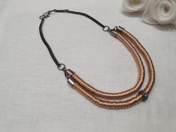 Colar de Corda com Fio de Seda Dourado e Entremeio Grafite