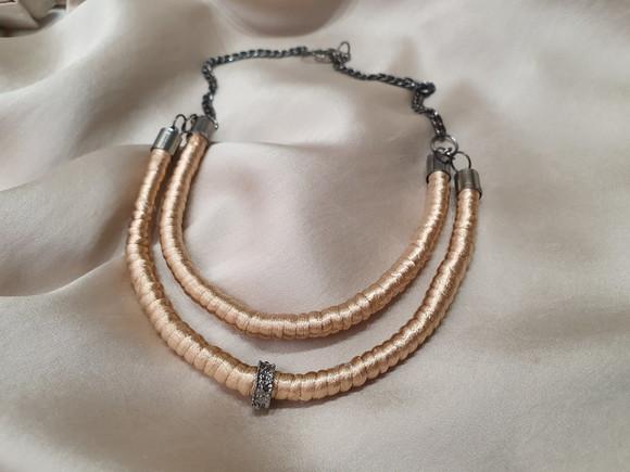 Colar de Corda com Fio de Seda Dourado e Entremeio Grafite