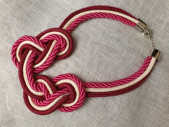 Colar de Corda Crú Vinho e Rosa