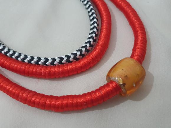 Colar de Corda e Cetim Vermelho