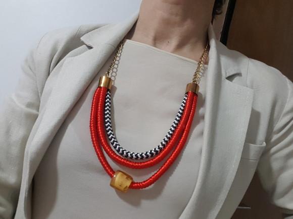 Colar de Corda e Cetim Vermelho