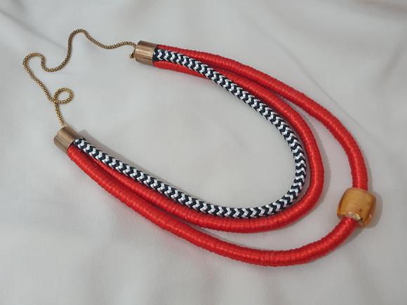 Colar de Corda e Cetim Vermelho