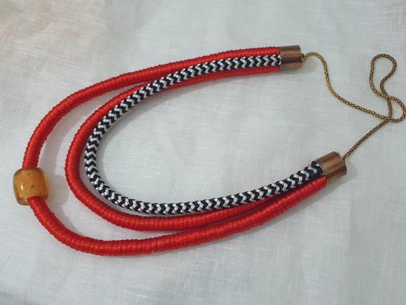 Colar de Corda e Cetim Vermelho