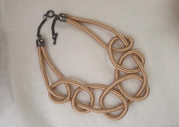 Colar de Corda Encapado com Fio de Seda Dourado