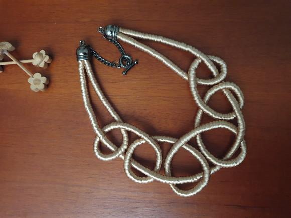 Colar de Corda Encapado com Fio de Seda Dourado