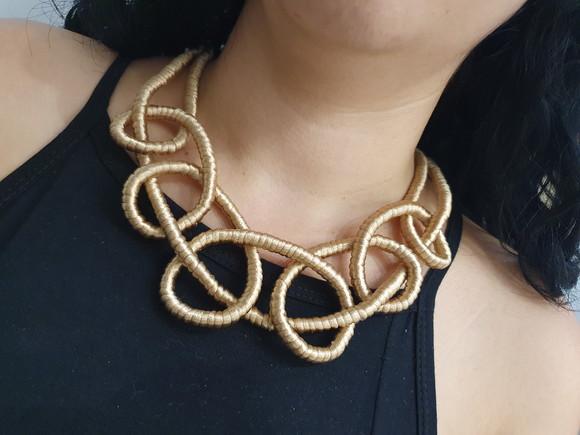 Colar de Corda Encapado com Fio de Seda Dourado