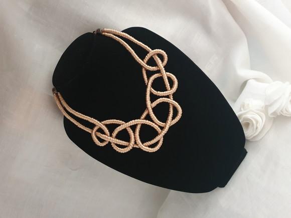 Colar de Corda Encapado com Fio de Seda Dourado