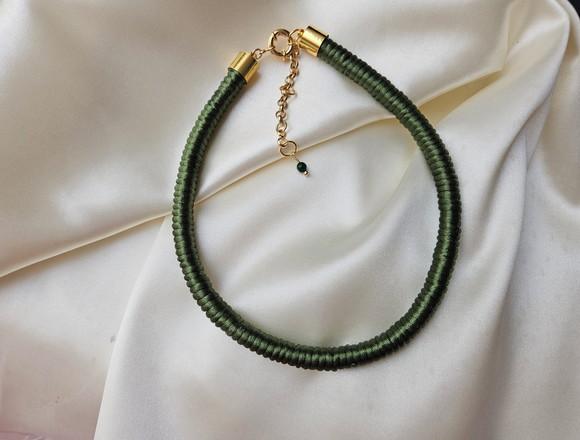 Colar de Corda Encapado com Fio de Seda Verde Militar
