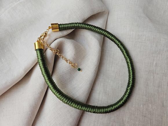 Colar de Corda Encapado com Fio de Seda Verde Militar