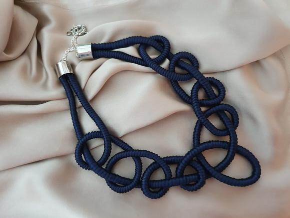 Colar de Corda Encapado de Seda Azul Marinho