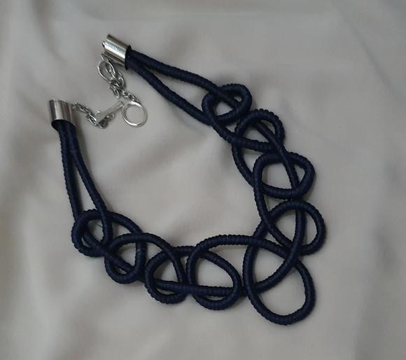 Colar de Corda Encapado de Seda Azul Marinho