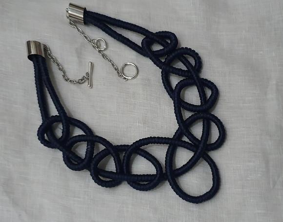 Colar de Corda Encapado de Seda Azul Marinho