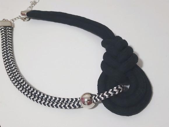 Colar de Corda Náutica Listrada e Cordão Preto