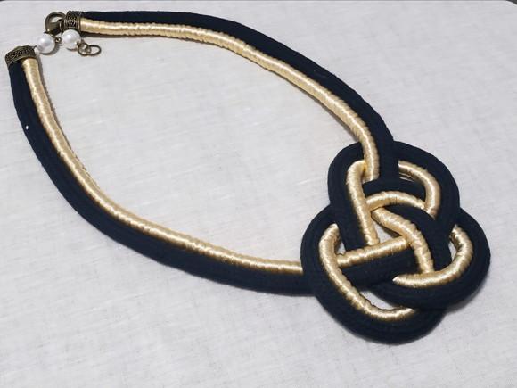 Colar de Corda Preta e Fio de Seda Dourado