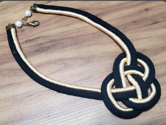 Colar de Corda Preta e Fio de Seda Dourado