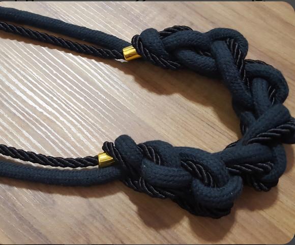 Colar de Corda Preta e Cordão São Francisco