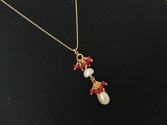 Colar de Corrente com Pingente de Pedras Jade Rubi e Pérolas
