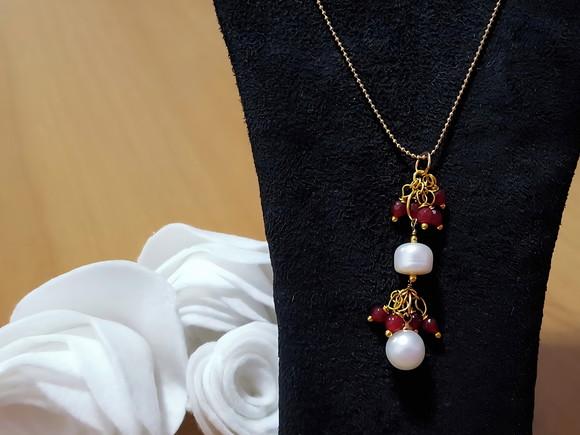 Colar de Corrente com Pingente de Pedras Jade Rubi e Pérolas