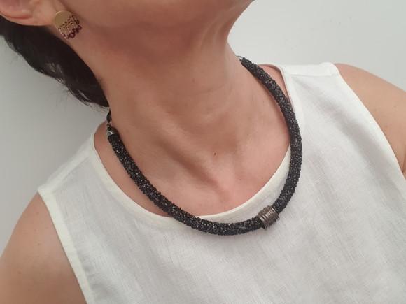 Colar de Cristais Acrílico Preto com Entremeio Grafite