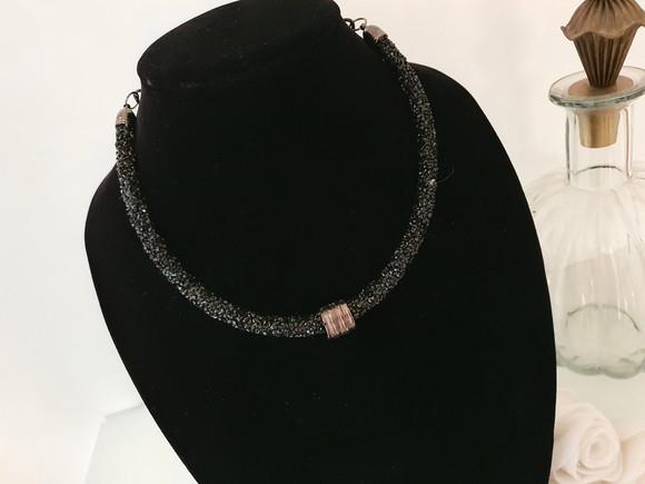 Colar de Cristais Acrílico Preto com Entremeio Grafite