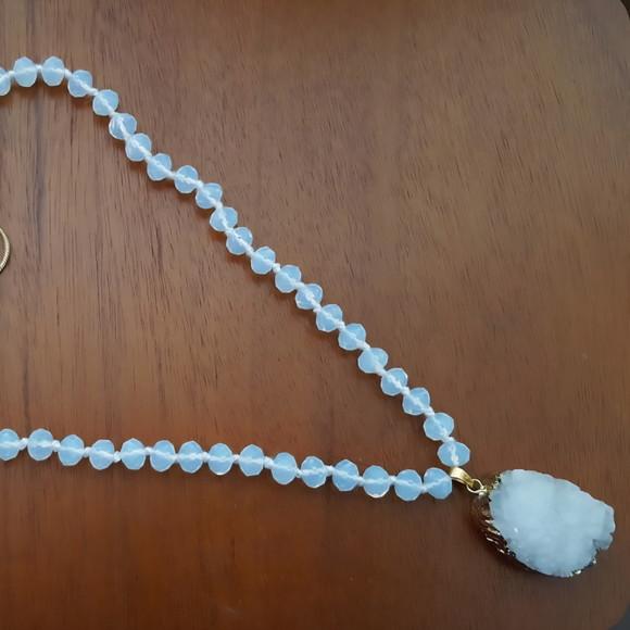 Colar de Cristais e Corrente com Pingente de Pedra Drusa