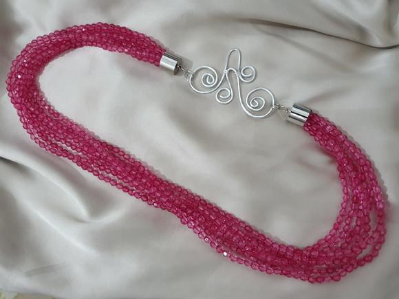 Colar de Cristais Rosa Chiclete e Entremeio Banhado