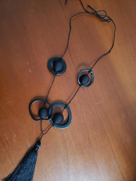 Colar de Fio Encerado Preto e Madeira