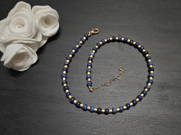 Colar de Lápis Lazuli e Entremeios Dourados Adiamantados