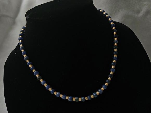 Colar de Lápis Lazuli e Entremeios Dourados Adiamantados