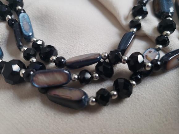 Colar de Madrepérola Cinza e Cristal Preto