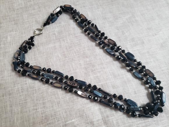 Colar de Madrepérola Cinza e Cristal Preto