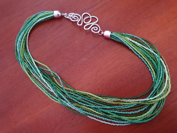 Colar de Miçangas em Tons Verdes e Entremeio Banhado a Prata