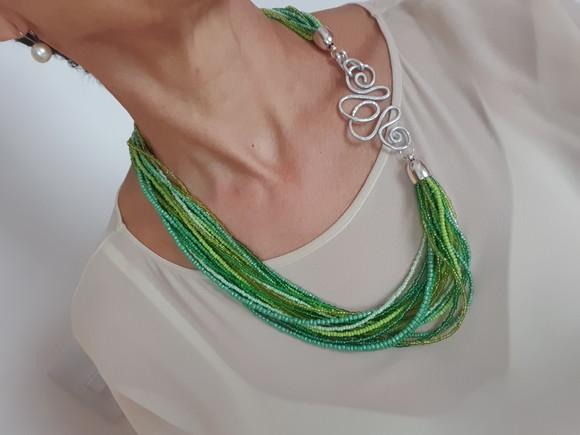 Colar de Miçangas em Tons Verdes e Entremeio Banhado a Prata