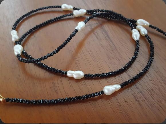 Colar de Mini Cristais na Cor Preta e Pérolas de Rio