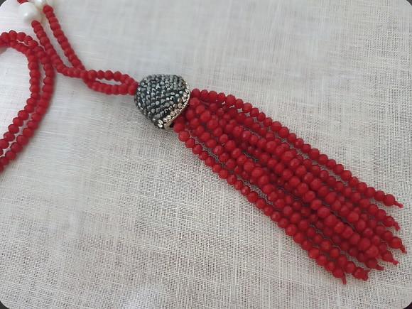 Colar de Mini Cristais na Cor Vermelha com Pérolas e Tassel