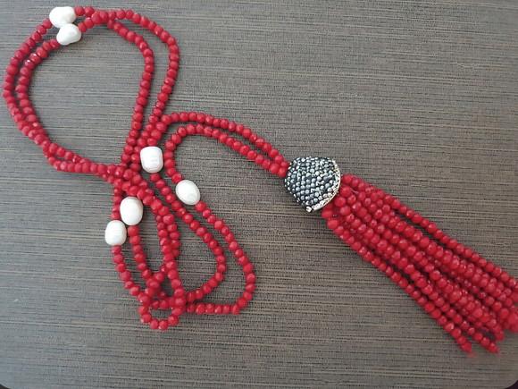 Colar de Mini Cristais na Cor Vermelha com Pérolas e Tassel