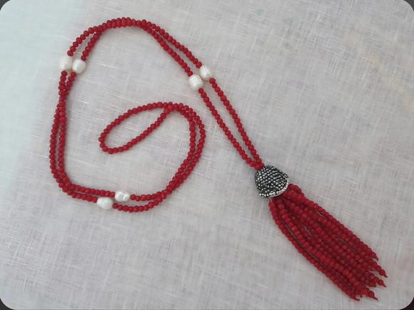 Colar de Mini Cristais na Cor Vermelha com Pérolas e Tassel